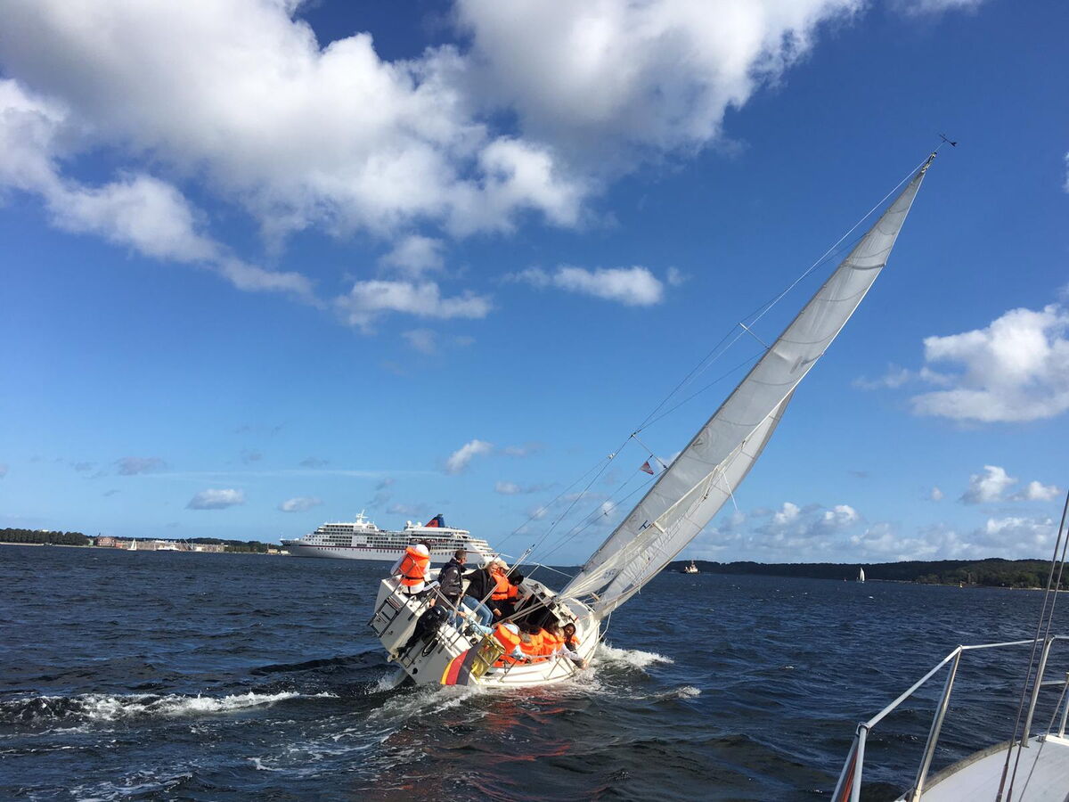 Detailansicht eines Segelbootes auf der  Kieler Förde, tolles Wetter.