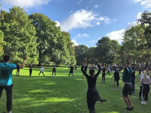 Sport: Schülerinnen und Schüler beim gemeinsamen Aufwärmen im Park.
