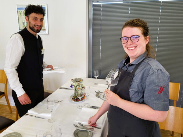 Service beim Tischeindecken