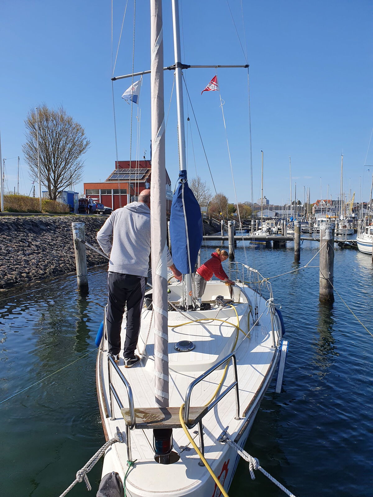 Detailansicht eines Segelbootes auf der  Kieler Förde, im Hafen, das Segel ist gerefft.