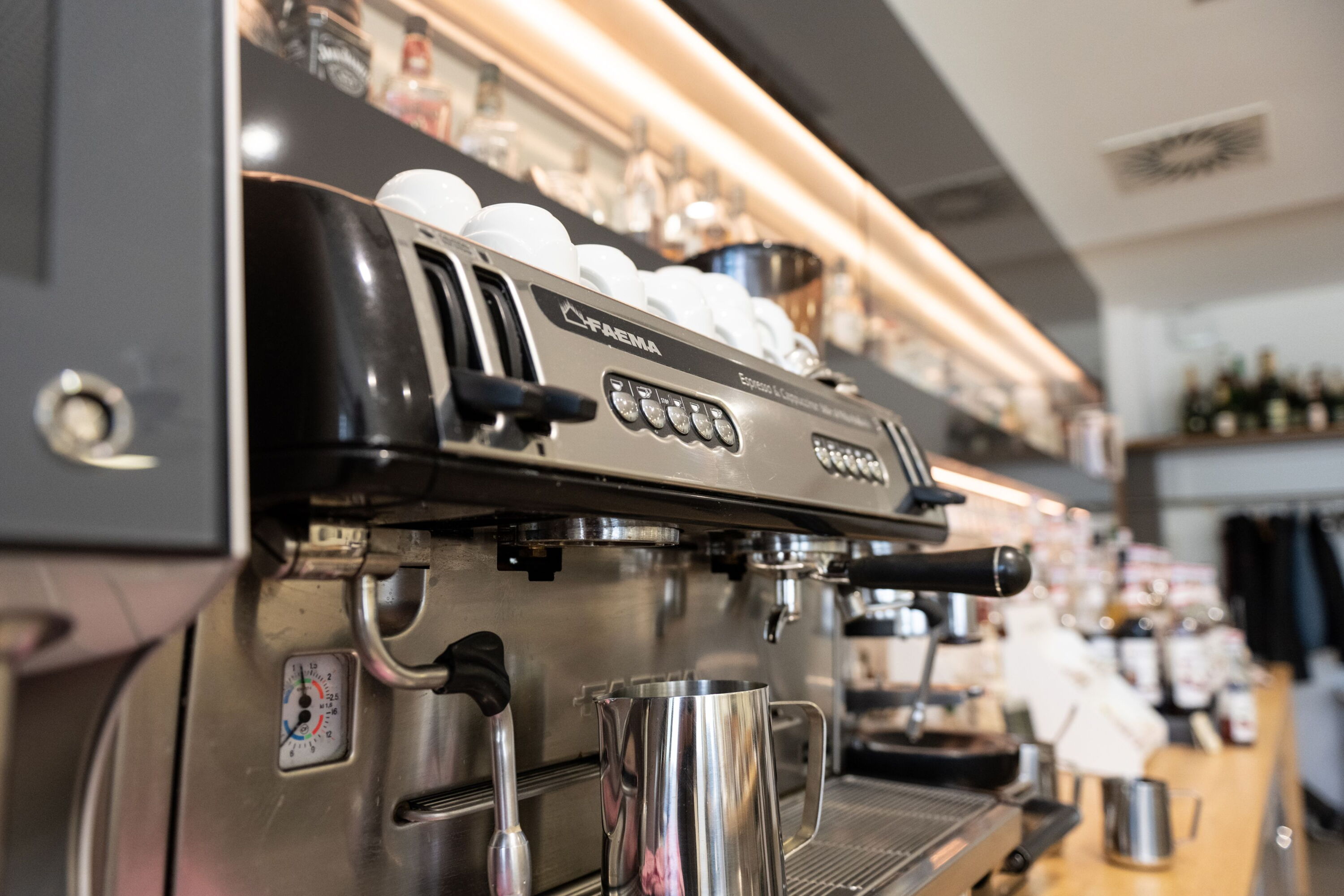 Professionelle Kaffeemaschine aus Metall.