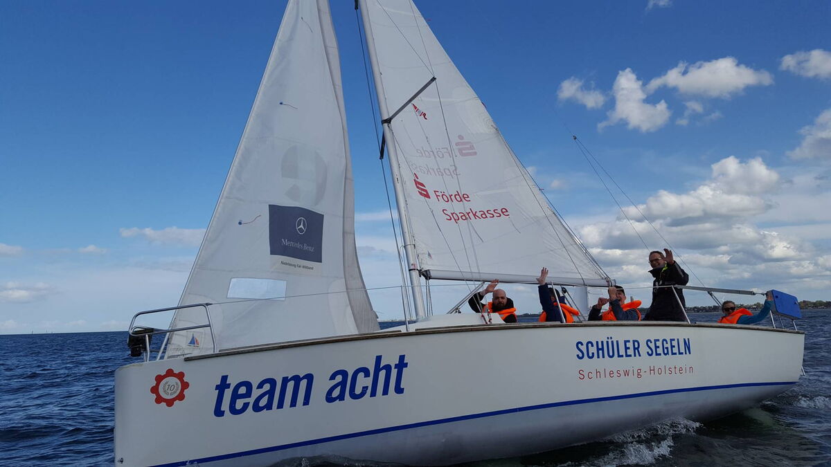 Detailansicht eines Segelbootes auf der  Kieler Förde.