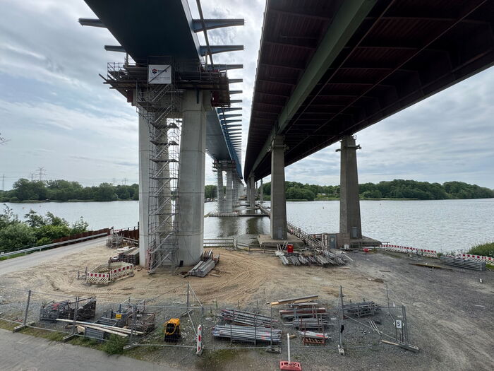 Vermessungstechnikerinnen und -techniker bei der Baustelle Rendsburger Hochbrücke