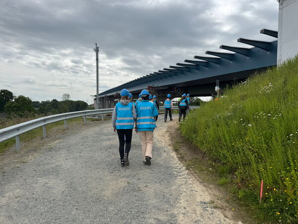 Vermessungstechnikerinnen und -techniker bei der Baustelle Rendsburger Hochbrücke
