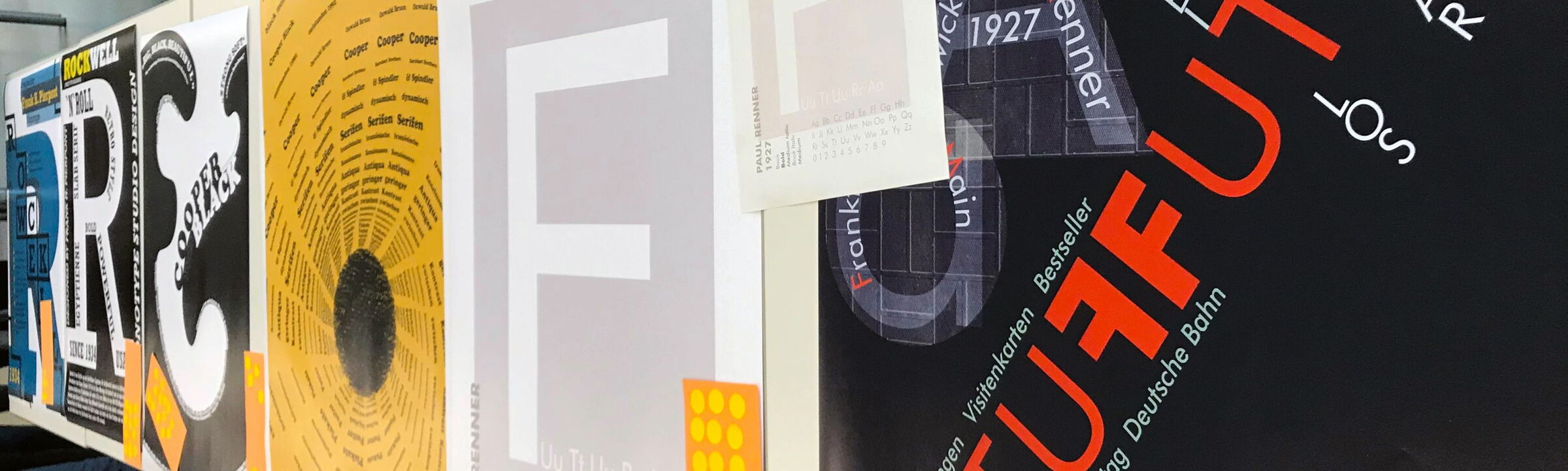 Eine Stellwand, bedruckt mit typografischen Motiven wie z.B. ein großes F.