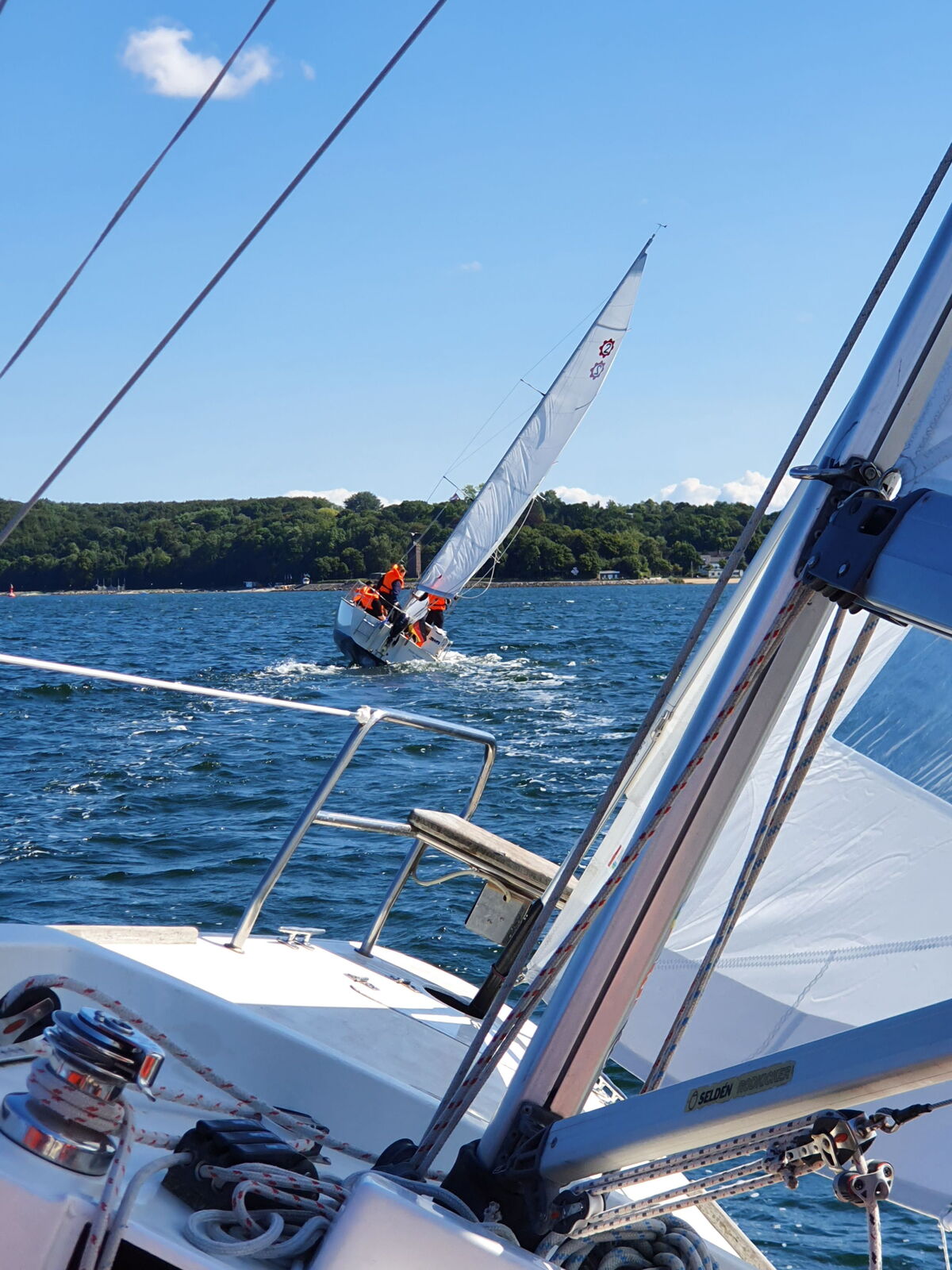 Schrägliegendes Segelboot auf der Förde.
