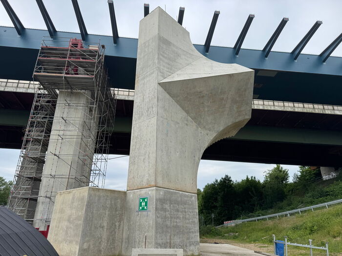 Vermessungstechnikerinnen und -techniker bei der Baustelle Rendsburger Hochbrücke
