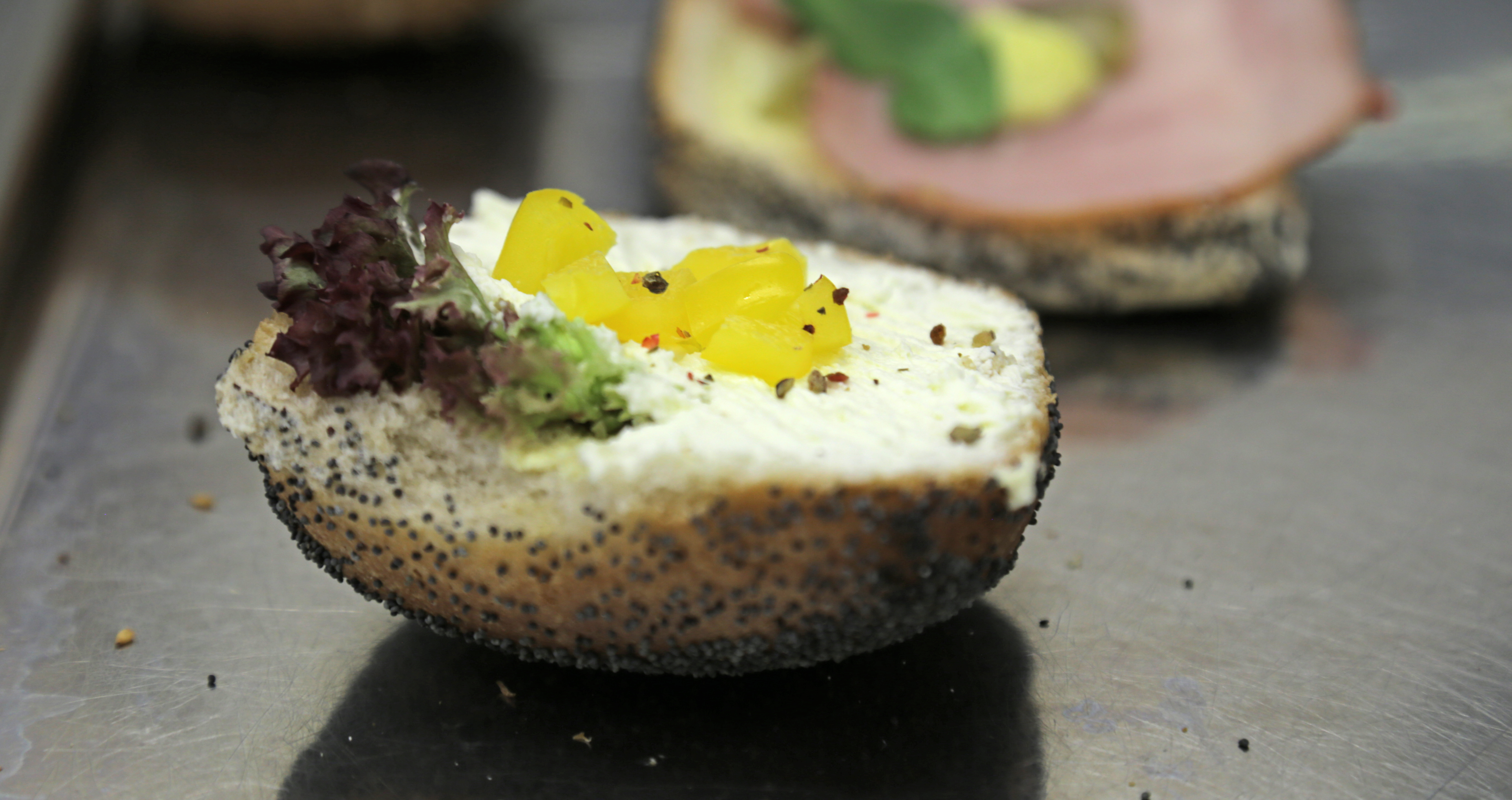 Leckeres Brot mit Frischkäse und Ananas